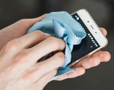 Tips Cara Membersihkan Layar Smartphone Dengan Aman