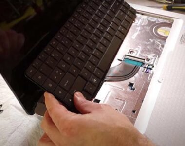 Keyboard Laptop Terkena Debu dan Air? Simak Cara Memperbaikinya!